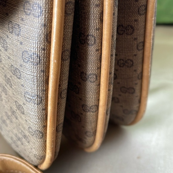 Authentic Gucci Leather Crossbody/Shoulder Bag. - Picture 4 of 15